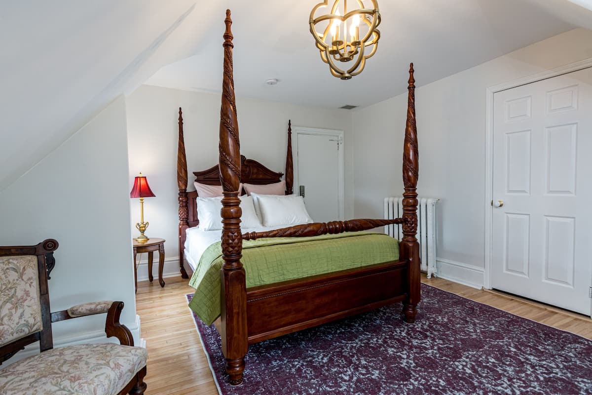Room, 1 Queen Bed (Brandt) | เครื่องนอนระดับพรีเมียม, เต ียงพร้อมฟูกเสริมที่นอน, เตารีด/โต๊ะรีดผ้า