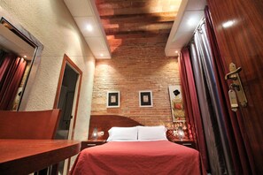 Double or Twin Room, Private Bathroom | Premium bedding, in-room safe, desk, iron/ironing board - Hostal Orleans Barcelona (Barcelona)