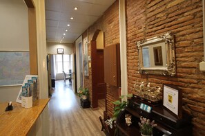 Interior entrance - Hostal Orleans Barcelona (Barcelona)