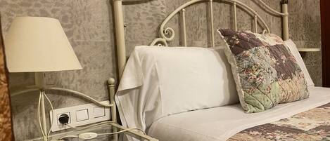 ダブルまたはツインルーム 専用バスルーム | 高級寝具、セーフティボックス (室内)、デスク、アイロン / アイロン台