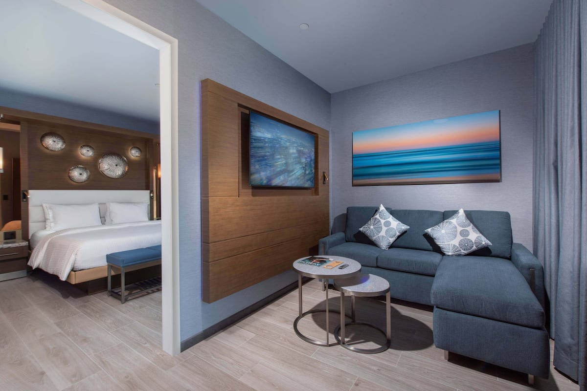 Deluxe suite, 1 kingsize bed met slaapbank | 1 slaapkamer, luxe beddengoed, Tempur Pedic-bedden, een minibar