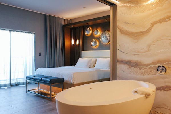 Premium bedding, Tempur-Pedic beds, minibar, in-room safe