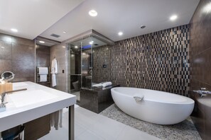 Loftsleilighet | Bad | Separat badekar og dusj og dype avslapningsbadekar
