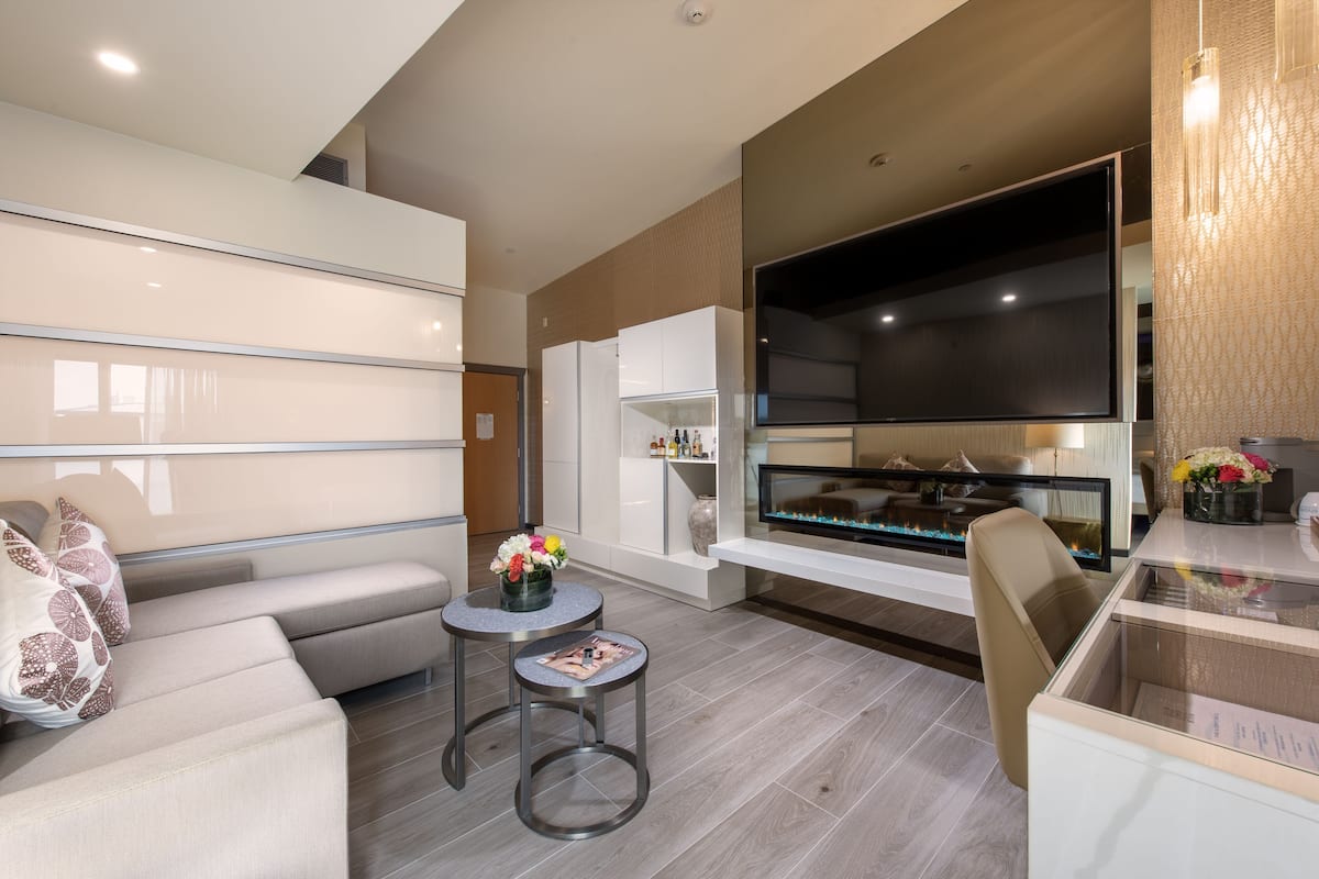Penthouse | Woonruimte | Een 40-inch smart-tv met kabelzenders