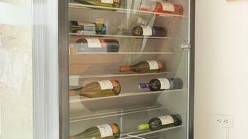 Un refrigerador para vino con varias estantes, cada una sosteniendo botellas.
