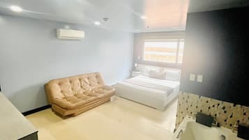 Suite, Jetted Tub | Minibar, in-room safe, blackout drapes, soundproofing