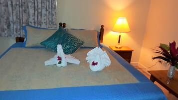 Phòng đôi Superior, 1 giường cỡ king, ban công (With AC) | Bộ đồ giường cao cấp, trang bị nội thất với thiết kế riêng biệt