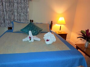 Chambre supérieure double, 1 très grand lit, balcon (With AC) | Literie de qualité, ameublement unique, rideaux d’obscurcissement