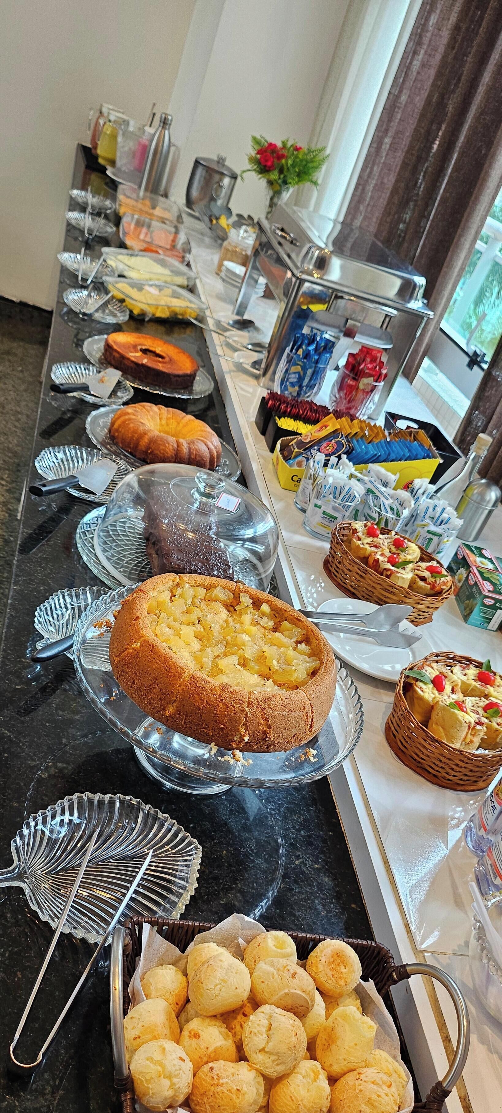 Un bufé con diversos postres y bebidas.