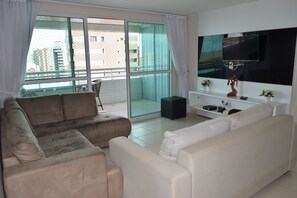 Apartamento grand, 3 quartos, vista para o mar | Área de estar | TV LED