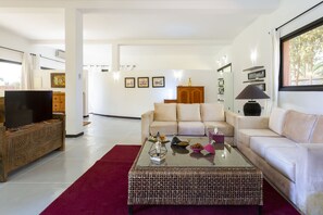 Appartement Familial | Coin séjour | Télévision LED, livres