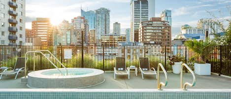 Kolam renang outdoor dan sebuah kolam renang air hangat