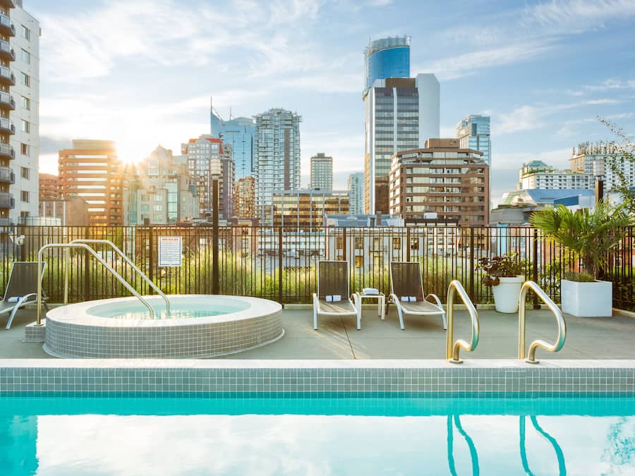 Una piscina al aire libre, una piscina climatizada
