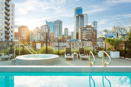 Una piscina al aire libre, una piscina climatizada