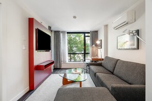 42-inch flat-screen TV with cable channels, TV, pay films - Level Vancouver - Yaletown Seymour (Vancouver)