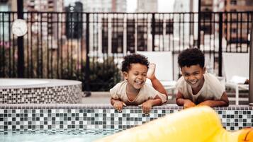 Una piscina al aire libre, una piscina climatizada