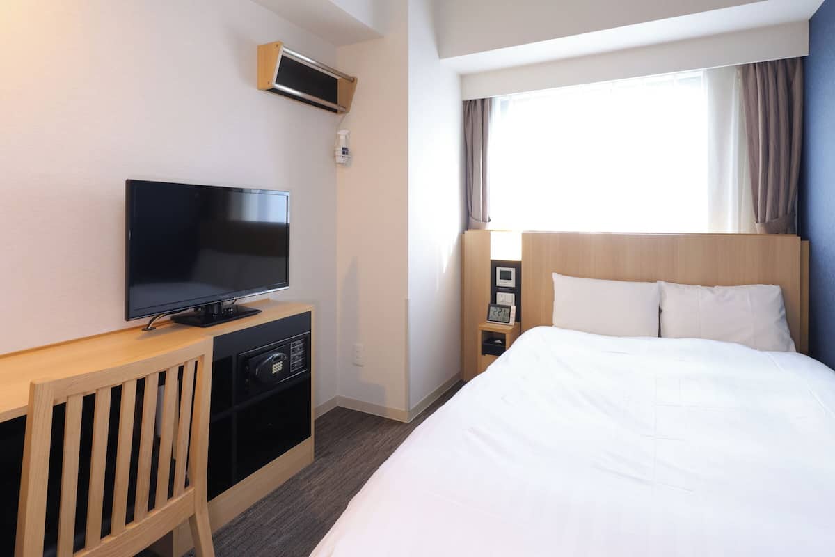 Double Room, 1 Large Twin Bed, Non Smoking | Down comforters, in-room safe, desk, blackout drapes