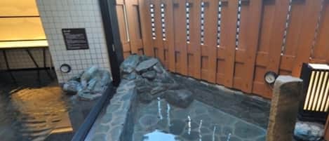 Kelengkapan dandanan diri percuma, pengering rambut, selipar