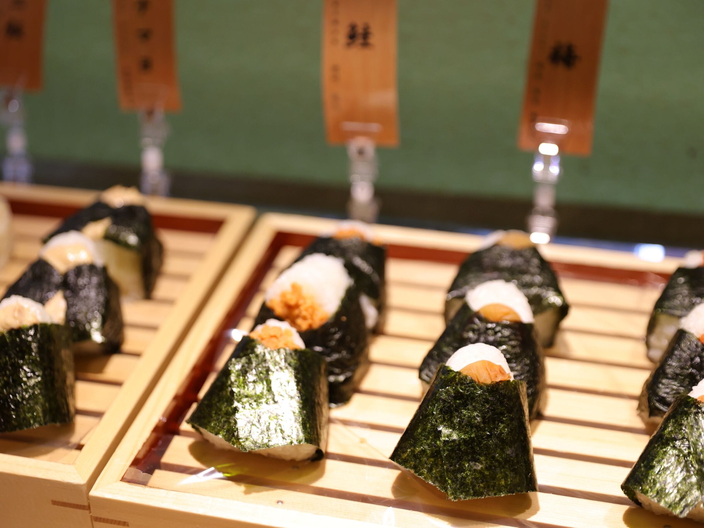 Sushi auf Holztabletts mit Etiketten.
