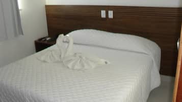 Frigobar, escrivaninha, cortinas blackout, berços grátis