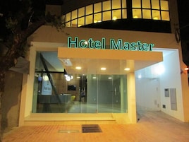 Fachada de la propiedad por la tarde o noche