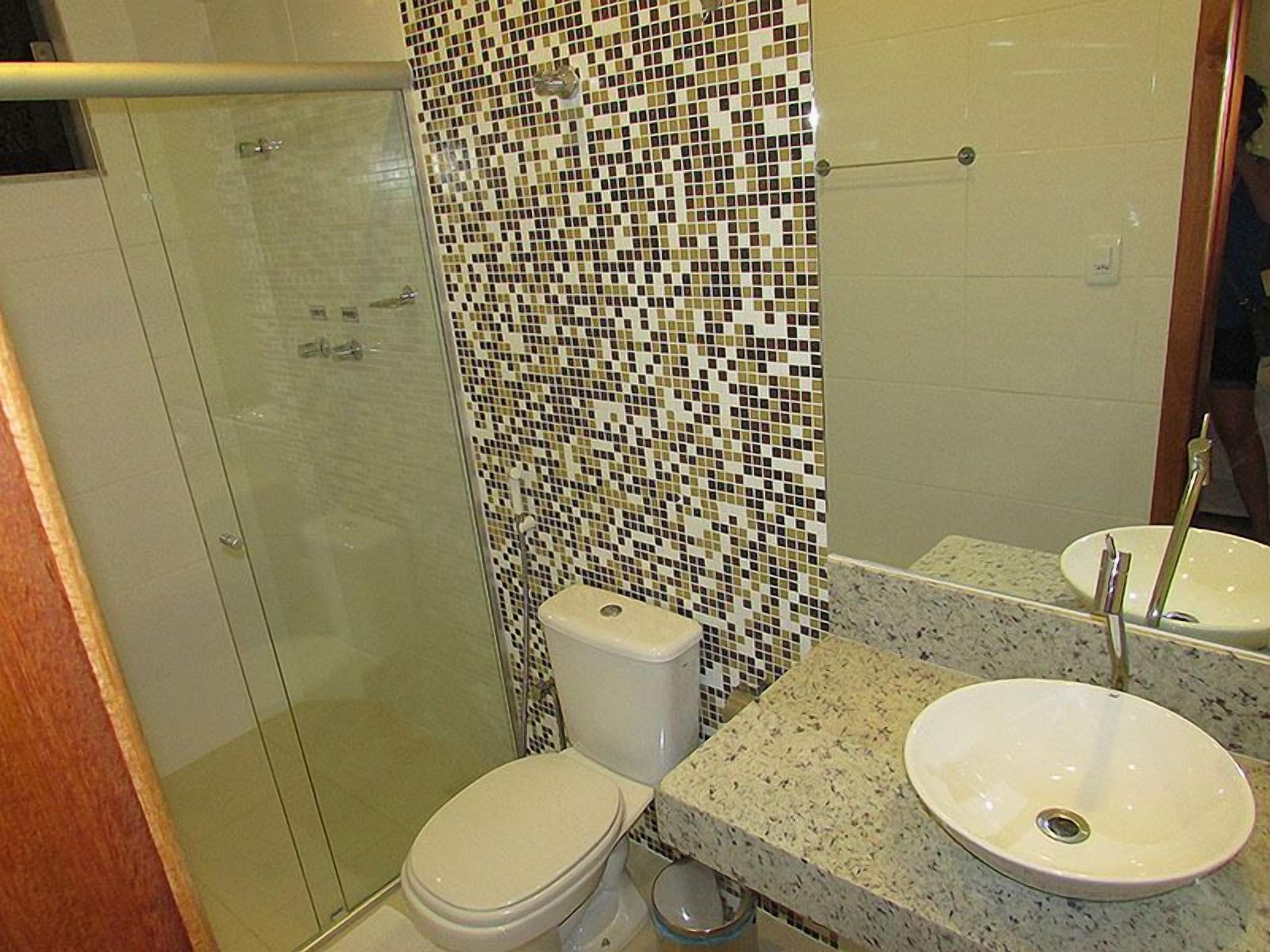 Shower, perlengkapan mandi gratis,  dan handuk