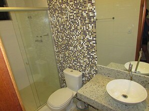 Dusche, kostenlose Toilettenartikel, Handtücher