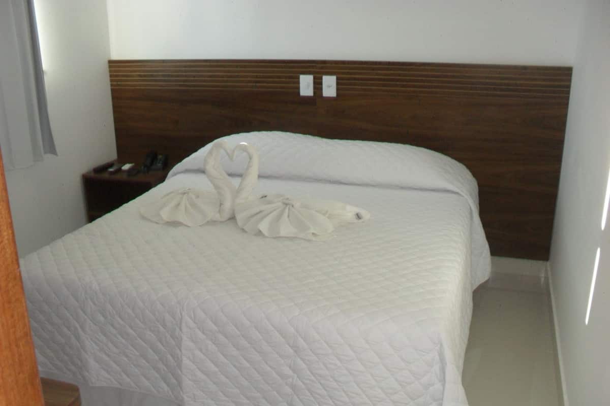Een minibar, een bureau, verduisterende gordijnen, gratis babybedden