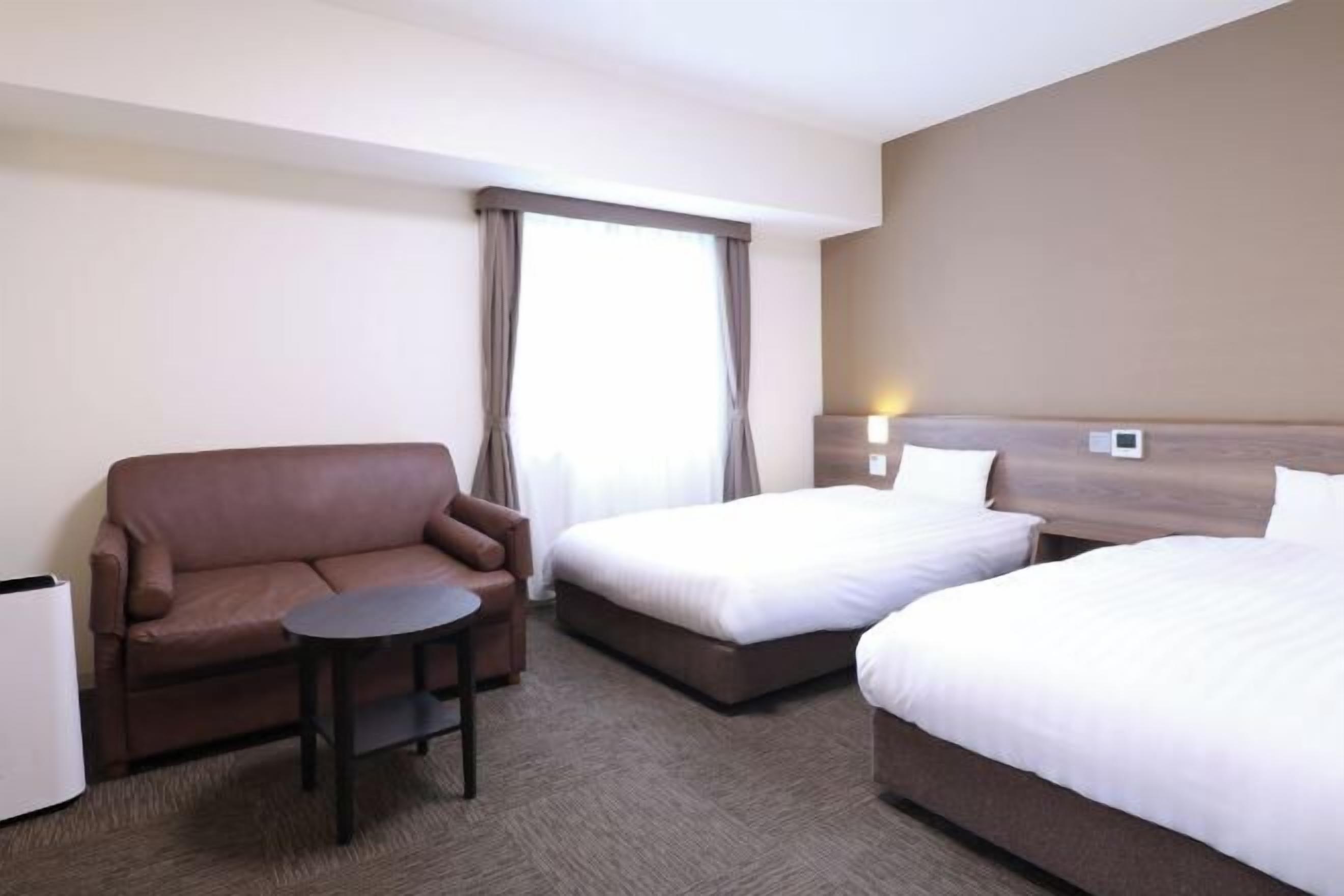 Ylelliset vuodevaatteet, untuvapeitot, tallelokero huoneessa, työpöytä