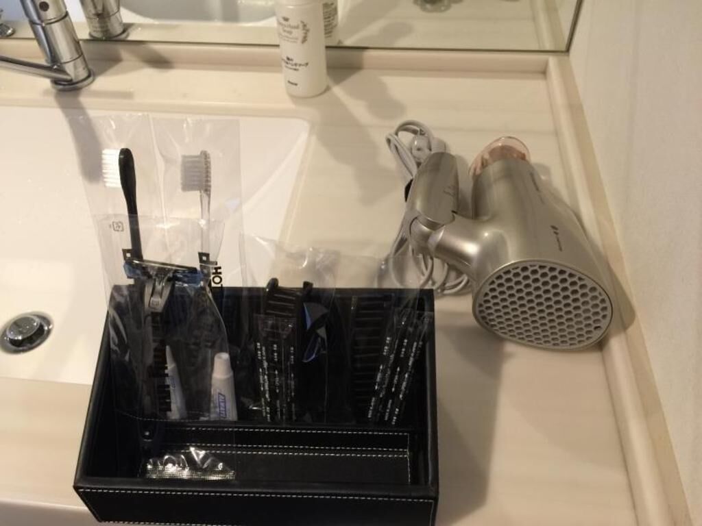 バスルーム | シャワー、バスアメニティ (無料)、ヘアドライヤー、スリッパ