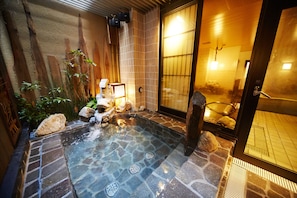Bañera de hidromasaje cubierta