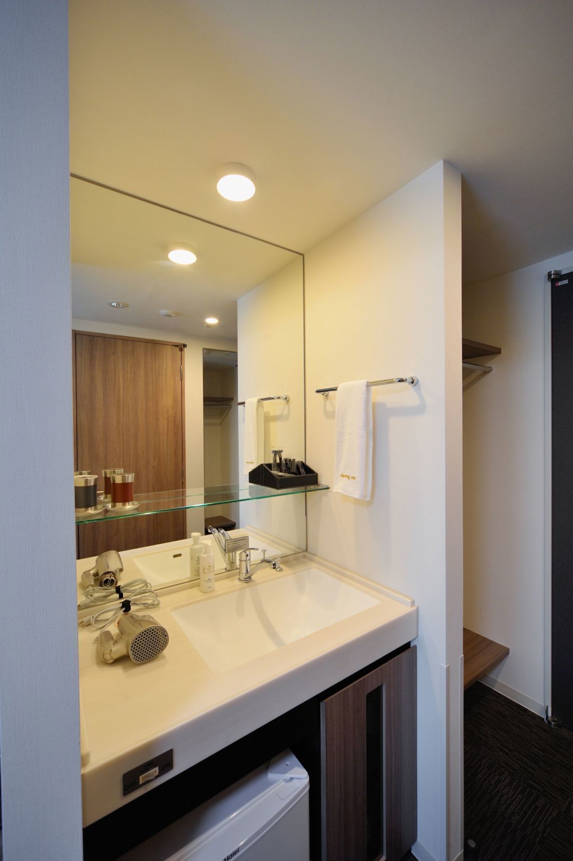 バスルーム | シャワー、バスアメニティ (無料)、ヘアドライヤー、スリッパ