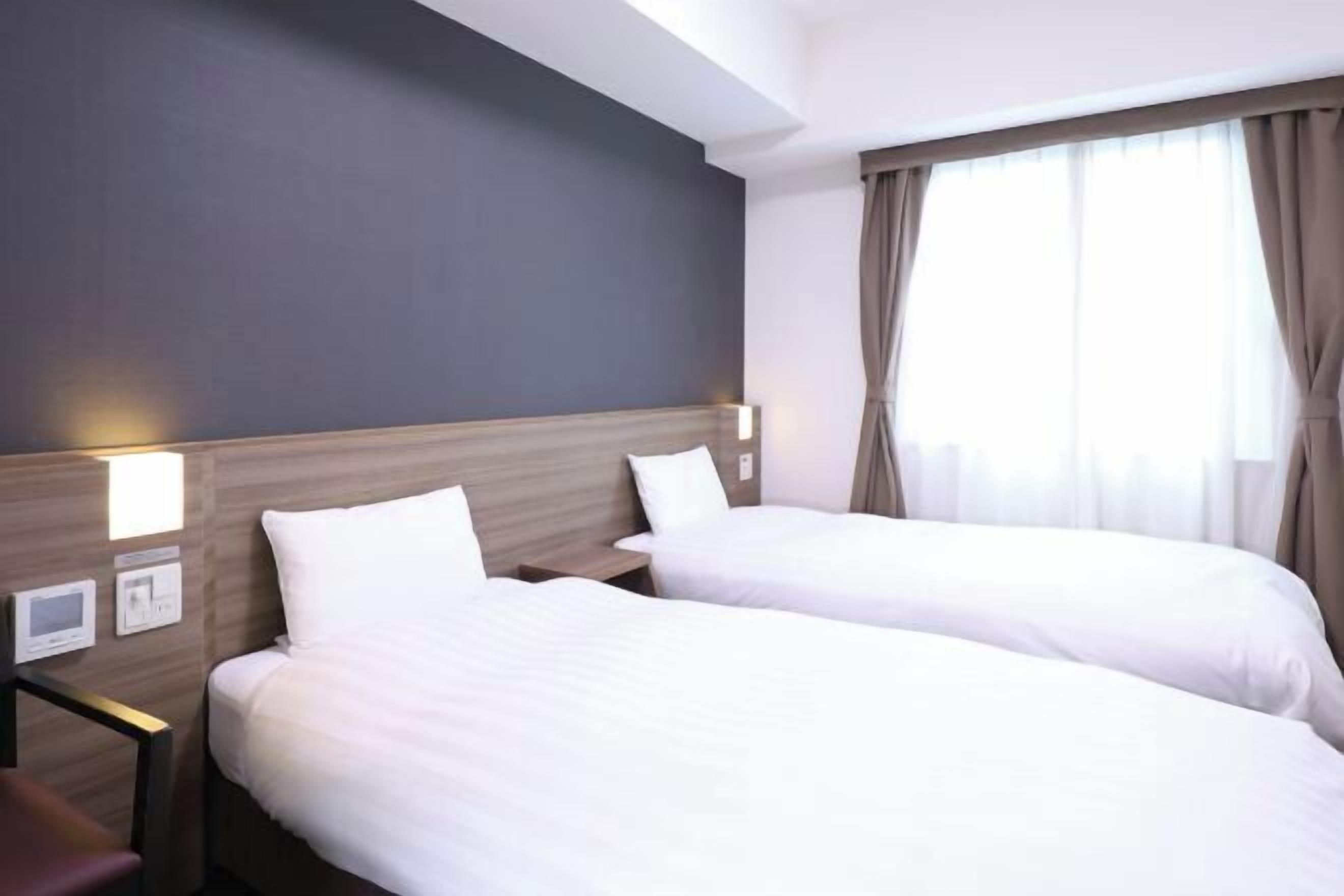 Ylelliset vuodevaatteet, untuvapeitot, tallelokero huoneessa, työpöytä