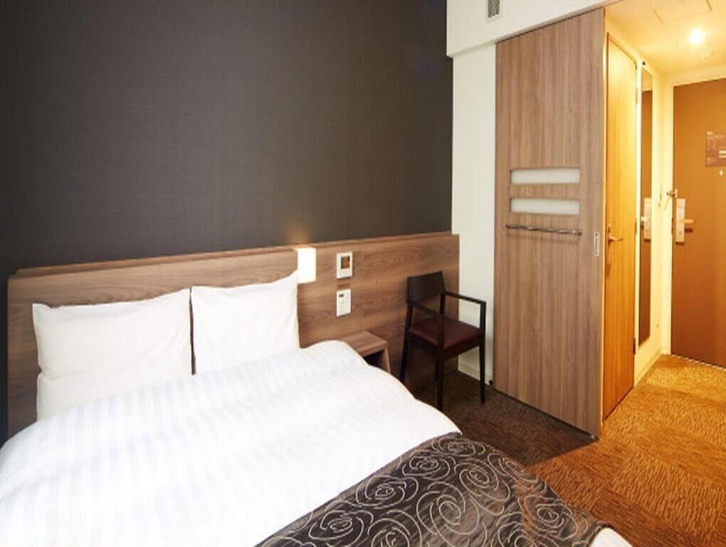 高級寝具、羽毛の掛け布団、セーフティボックス (室内)、デスク