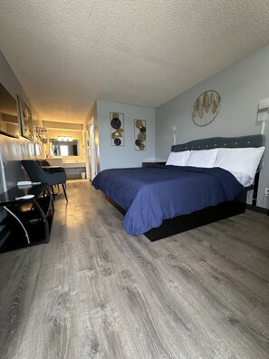 Classic Room | Down comforters, desk, free WiFi, bed sheets - Paxton Inn Motel (Paxton)