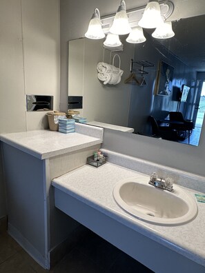 Classic Room | Bathroom | Combined shower/tub - Paxton Inn Motel (Paxton)