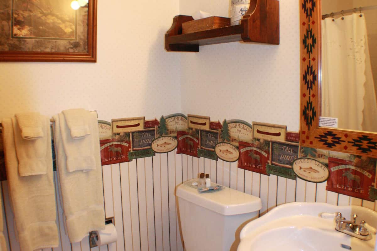 premium suite, 1 bedroom, pool view, courtyard area | bathroom | combined shower/bathtub, free toiletries, hair dryer