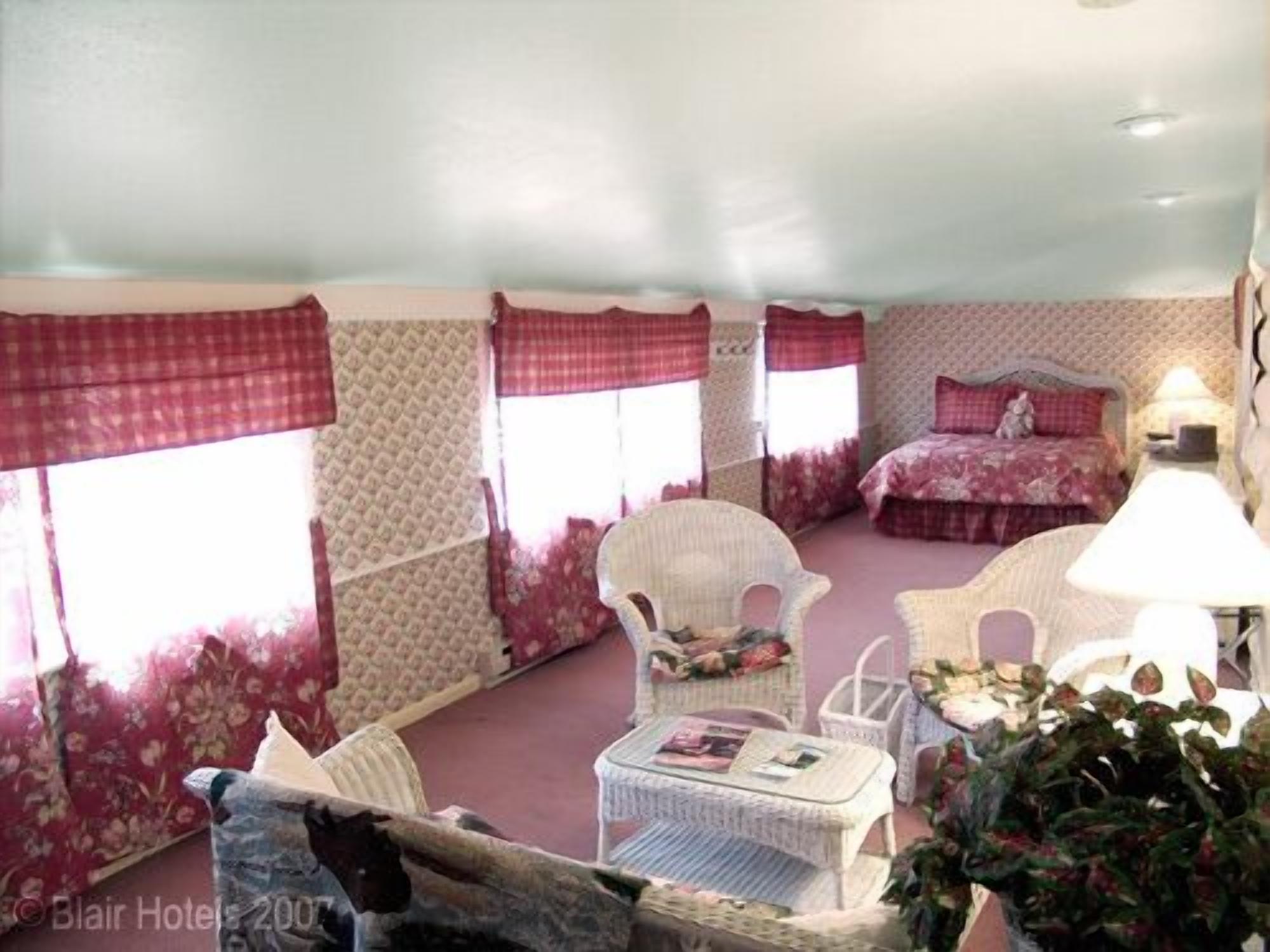 premium suite, 1 bedroom, pool view, courtyard area | premium bedding, in-room safe, desk, iron/ironing board