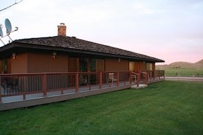 Premium bedding, desk, iron/ironing board, free cribs/infant beds - Ranch at Ucross (Clearmont)