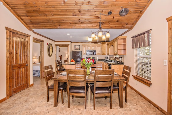 Apartment, 2 Bedrooms | In-room dining