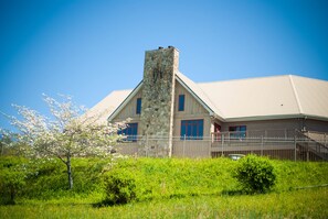Game room - Country Hideaway at Mountain Lakes (Cleveland)