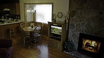 Traditional Condo, 2 Bedrooms, 2 Bathrooms, Mountain View | Living area | Flat-screen TV, DVD player