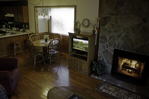 トラディショナル コンドミニアム 2 ベッドルーム 2 バスルーム マウンテンビュー | リビング エリア | 薄型テレ  ビ、DVD プレーヤー