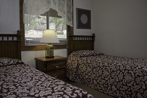 Tabla de planchar con plancha y ropa de cama