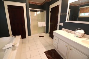 Suite, Nichtraucher, Whirlpool (Wisteria Cottage) | Dusche im Bad