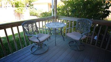 Sviitti, 1 keskisuuri parisänky, tupakointi kielletty, poreamme (Lavender Cottage) | Terassi/patio