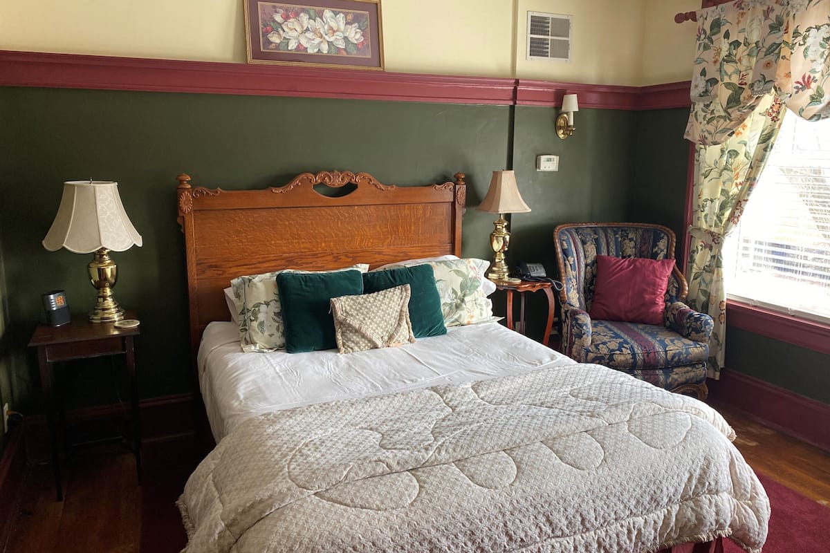 Room, 1 Queen Bed, Non Smoking (Magnolia) | 2 bedrooms, individually decorated, individually furnished