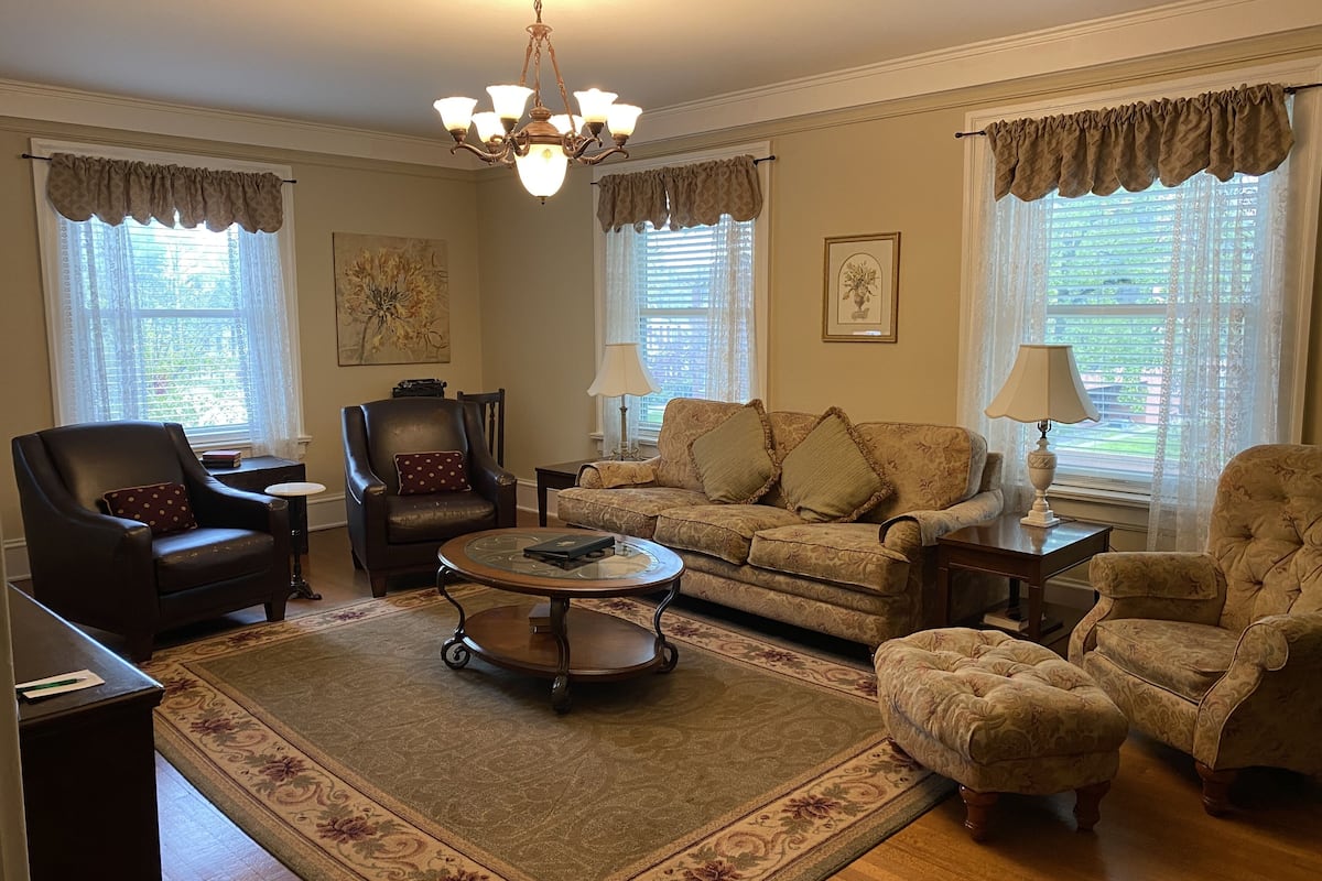 Suite, Non Smoking, Jetted Tub (Orchid) | Living room | 0-inch TV with cable channels