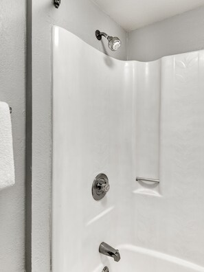 Room, 1 King Bed | Bathroom - Relax Inn (Kissimmee)