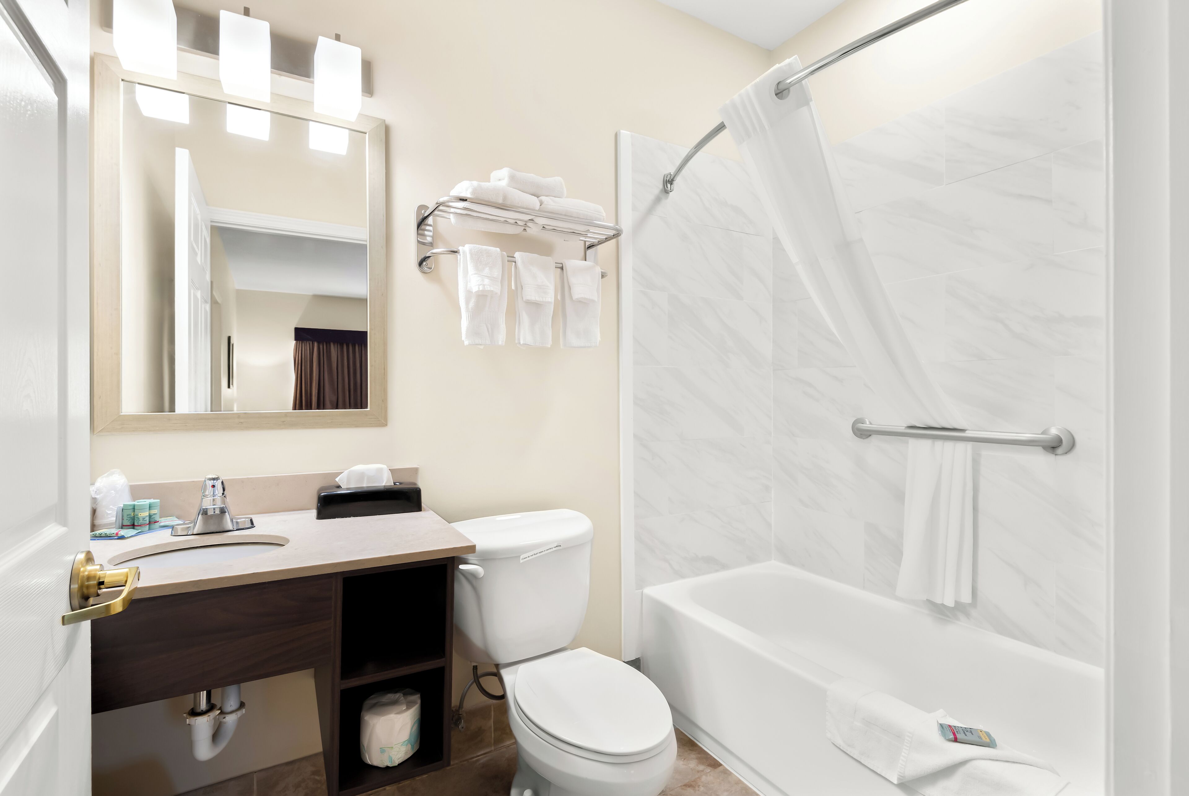 combined shower/bathtub, hair dryer, towels